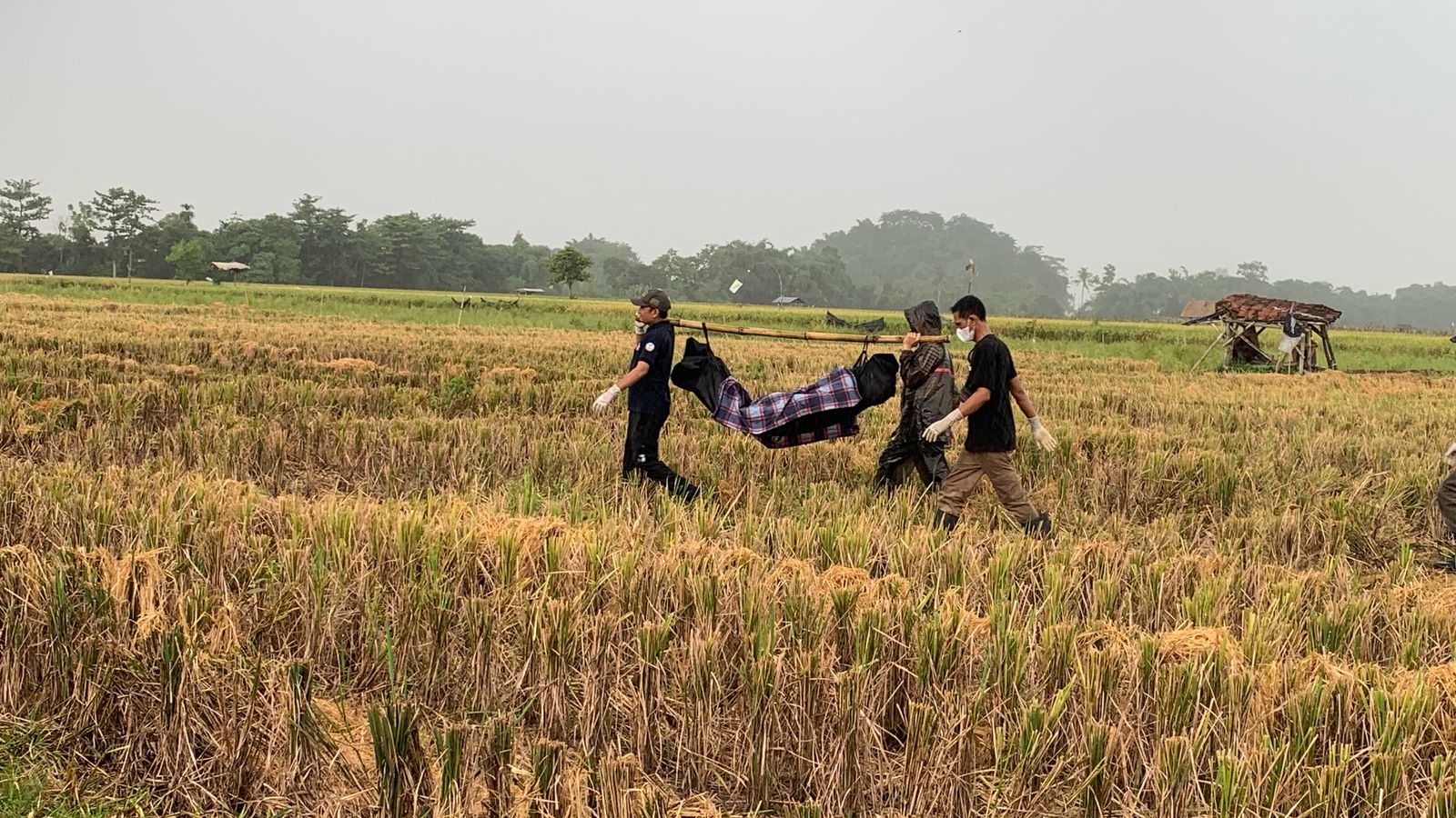 Proses evakuasi jenazah Lansia di sekitar Sungai Ajung, Sabtu (8/2/2025). (Foto: Abdus Syakur)