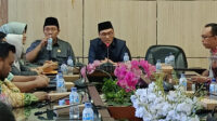 Achmad Rusdan menyampaikan pandangannya terkait guru honorer dalam rapat Komisi D DPRD Jember. (Foto: Teamwork)