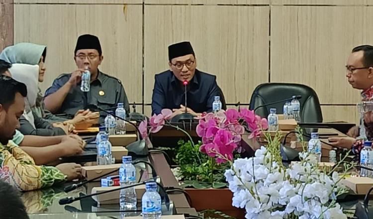 Achmad Rusdan menyampaikan pandangannya terkait guru honorer dalam rapat Komisi D DPRD Jember. (Foto: Teamwork)