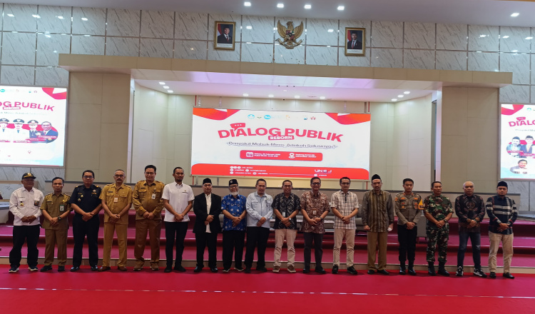 PWI Jember foto bersama pihak terkait dalam dialog publik berantas peredaran miras, Selasa (25/2/2025). (Foto: Zainul Hasan)