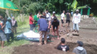 Proses pemakaman Nenek Tima, Senin (10/3/2025). (Foto: Istimewa)