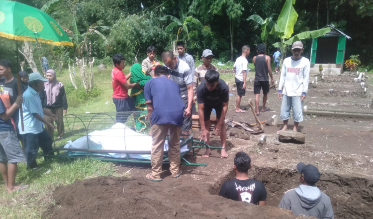 Proses pemakaman Nenek Tima, Senin (10/3/2025). (Foto: Istimewa)