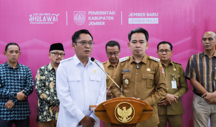 Gus Fawait dan Ahmad Halim dalam konferensi pers di gedung Pemkab Jember, Senin (10/3/2025). (Foto: Diskominfo Jember)