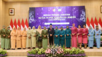 Ning Ghyta dan Gus Fawait foto bersama jajaran pengurus PPK dalam acara serah terima jabatan Ketua TP-PPK Jember. (Foto: Diskominfo Jember)