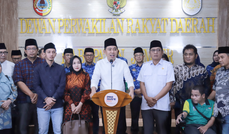 Gus Fawait menyampaikan pandangannya dalam konferensi pers di Gedung DPRD Jember, Senin (17/3/2025). (Foto: Istimewa)