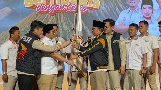 Gus Fawait menerima bendera sebagai simbol kepemimpinannya, Minggu (23/3/2025). (Foto: Istimewa)