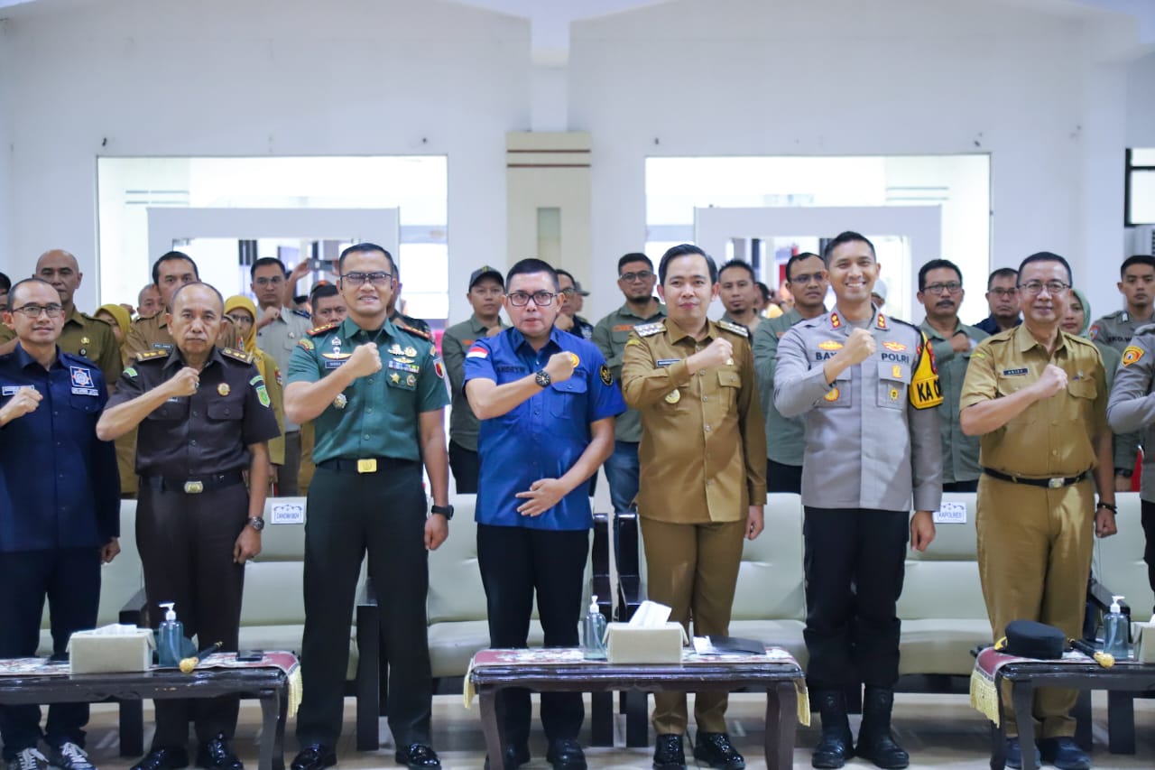 Gus Fawait foto bersama Sekretaris Tim Saber Pungli Jatim. (Foto: Diskominfo Jember)