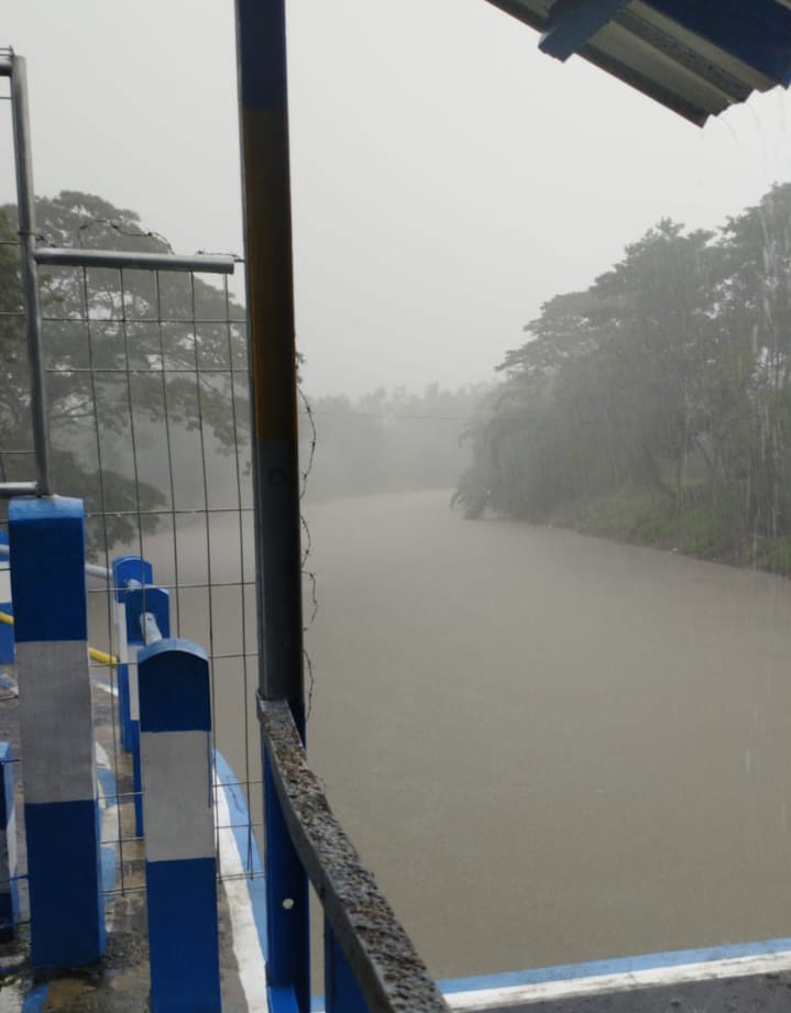 Sungai Bedadung diguyur jujan lebat, pencarian Nenek Tima dilanjutkan besok pagi. (Foto: Zainul Hasan)