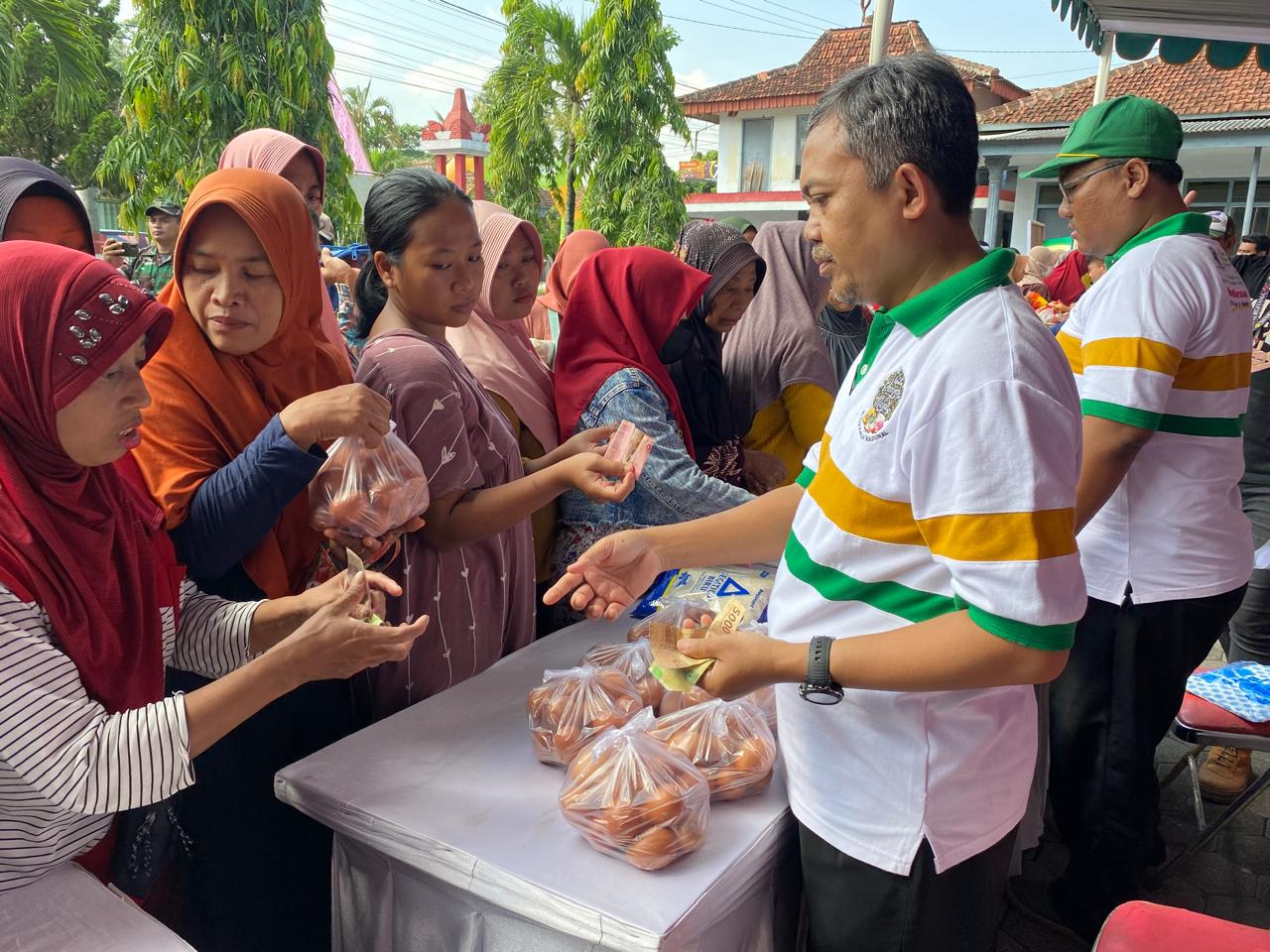 Puluhan warga antusias berbelanja di pasar murah yang digelar Pemkab Jember, Kamis (13/3/2025). (Foto: Diskominfo Jember)