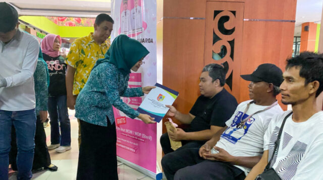 Ning Ghyta bersama peserta vasektomi di RSD dr Soebandi, Sabtu (26/4/2025). (Foto: Diskominfo Jember for jurnalbangsa.com)