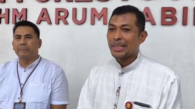 Kepala OJK Jember dan Ketua FKLJK Jember diwawancarai media, Kamis (17/4/2025). (Foto: Teamwork)