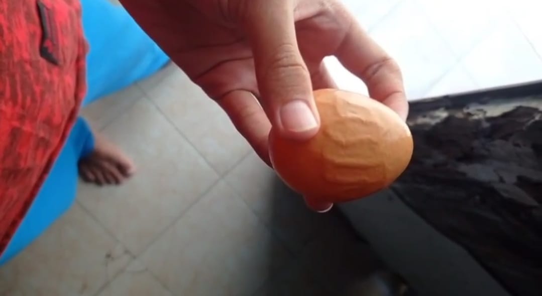 Ikhsan menunjukkan telur yang terdapat lafaz Allah, Kamis (24/4/2025). (Foto: Istimewa)