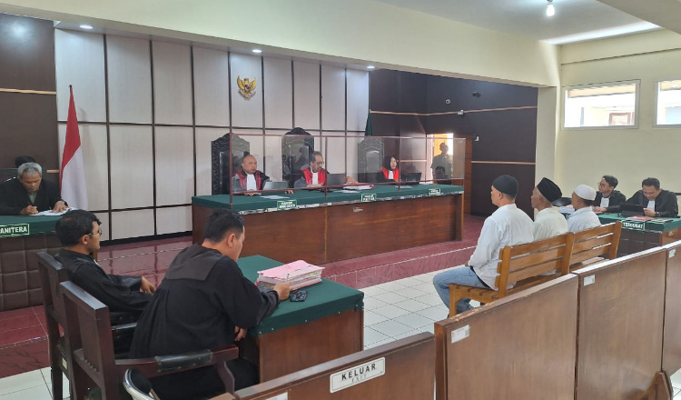 Sidang putusan tiga terdakwa kasus pengambilalihan lahan negara di PN Bondowoso. (Foto: Istimewa)