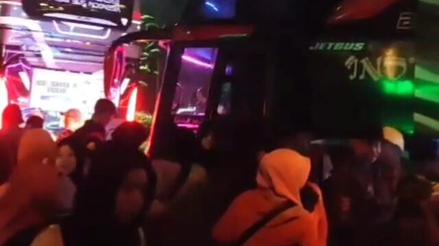 Siswa SMPN 2 Jember bersiap berangkat study tour ke Bali, Minggu (11/5/2025) malam. (Foto: Tangkapan layar video amatir)