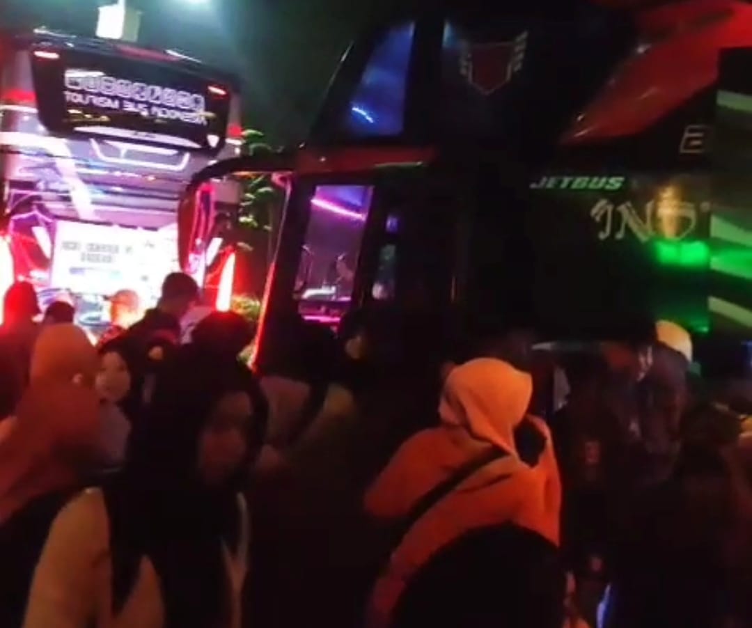 Siswa SMPN 2 Jember bersiap berangkat study tour ke Bali, Minggu (11/5/2025) malam. (Foto: Tangkapan layar video amatir)