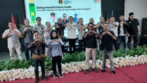 Guas Fawait foto bersama anggota PWI Jember, Kamis (22/5/2025). (Foto: Teamwork)