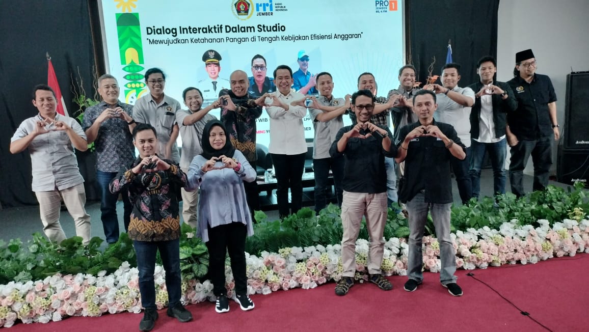Guas Fawait foto bersama anggota PWI Jember, Kamis (22/5/2025). (Foto: Teamwork)