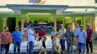 PTPN I Regional 5 menyerahkan kambing kurban pada warga. (Foto: Istimewa)