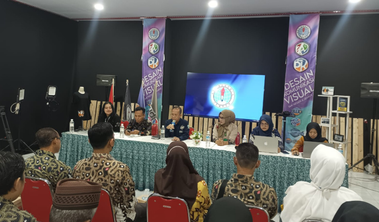 Pelayanan pengambilan PIN dan verifikasi calon peserta didik baru. (Foto: Teamwork)