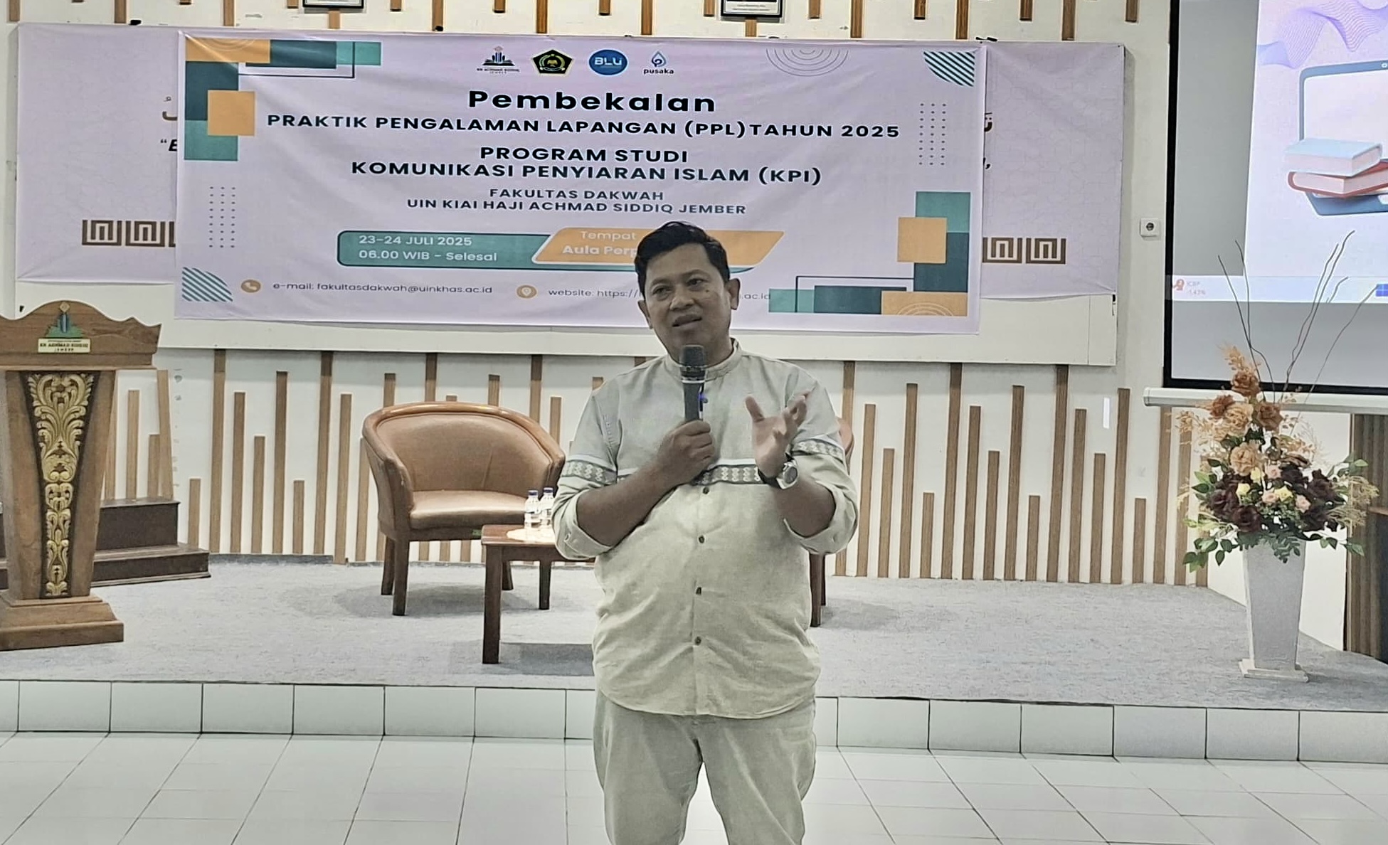 Kabiro Kompas Jember memberikan pembekalan pada mahasiswa PPL UIN KHAS Jember, Rabu (23/7/2025). (Foto: Dok/Humas UIN KHAS Jember)