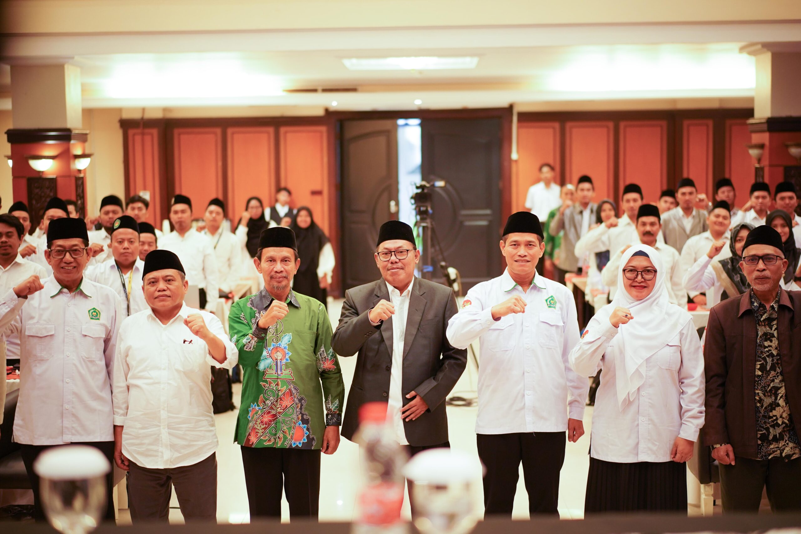 Rektor UIN KHAS Jember foto bersama dengan sivitas akademi dan peserta PKDP 2025, Senin (21/7/2025). (Foto: Dok/Humas UIN KHAS Jember for jurnalbangsa.com)