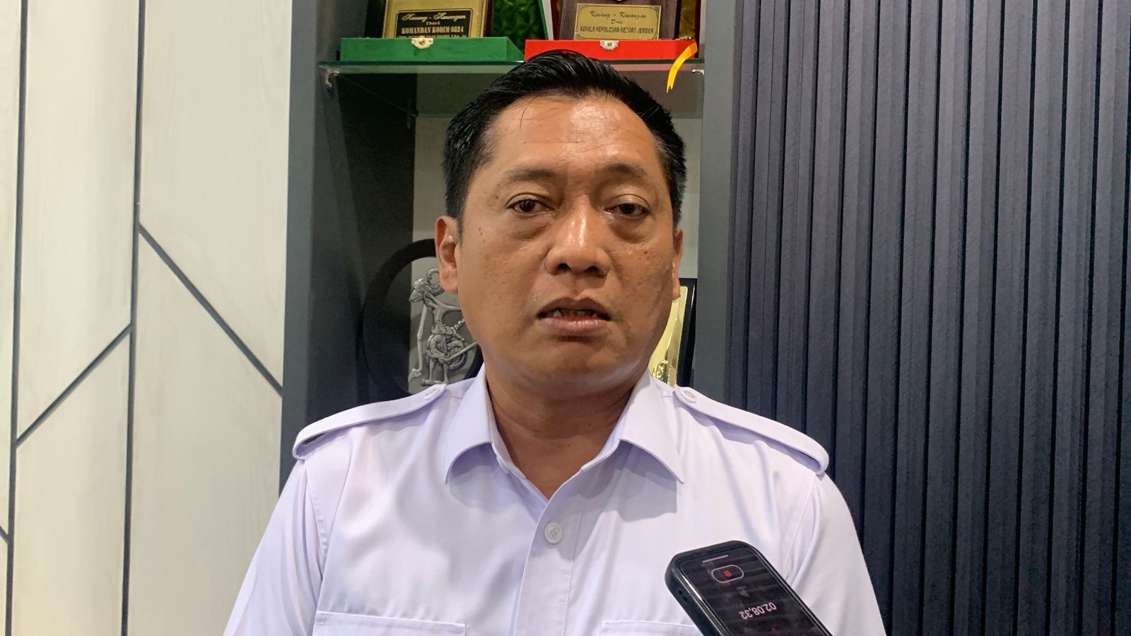 Ketua DPRD Jember diwawancarai media. (Foto: Istimewa)