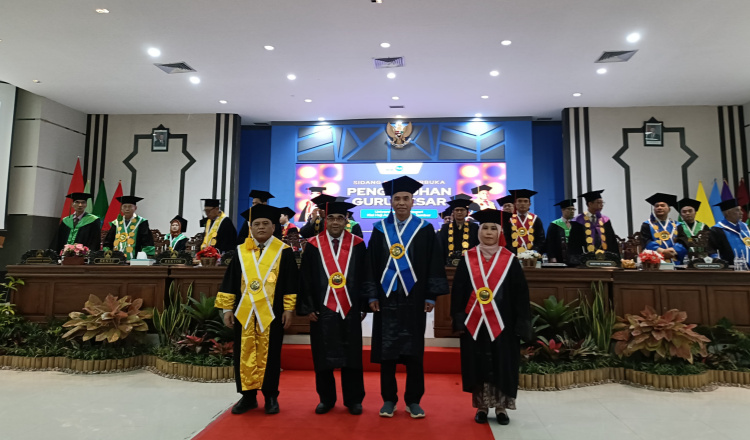 Empat guru besar UIN KHAS Jember foto bersama usai dikukuhkan, Kamis (3/7/2025). (Foto: Teamwork)