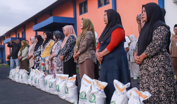 Warga menerima bantuan secara simbolis di kantor Perum Bulog Mangli, Senin (21/7/2025). (Foto: Dok/Diskominfo Jember)