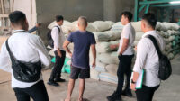 Satgas Pangan Polres Jember menyidak salah satu produsen beras, Selasa (22/7/2025). (Foto: Istimewa)