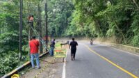 Petugas melakukan persiapan penutupan jalur Gumitir, Rabu (23/7/2025). (Foto: Istimewa)