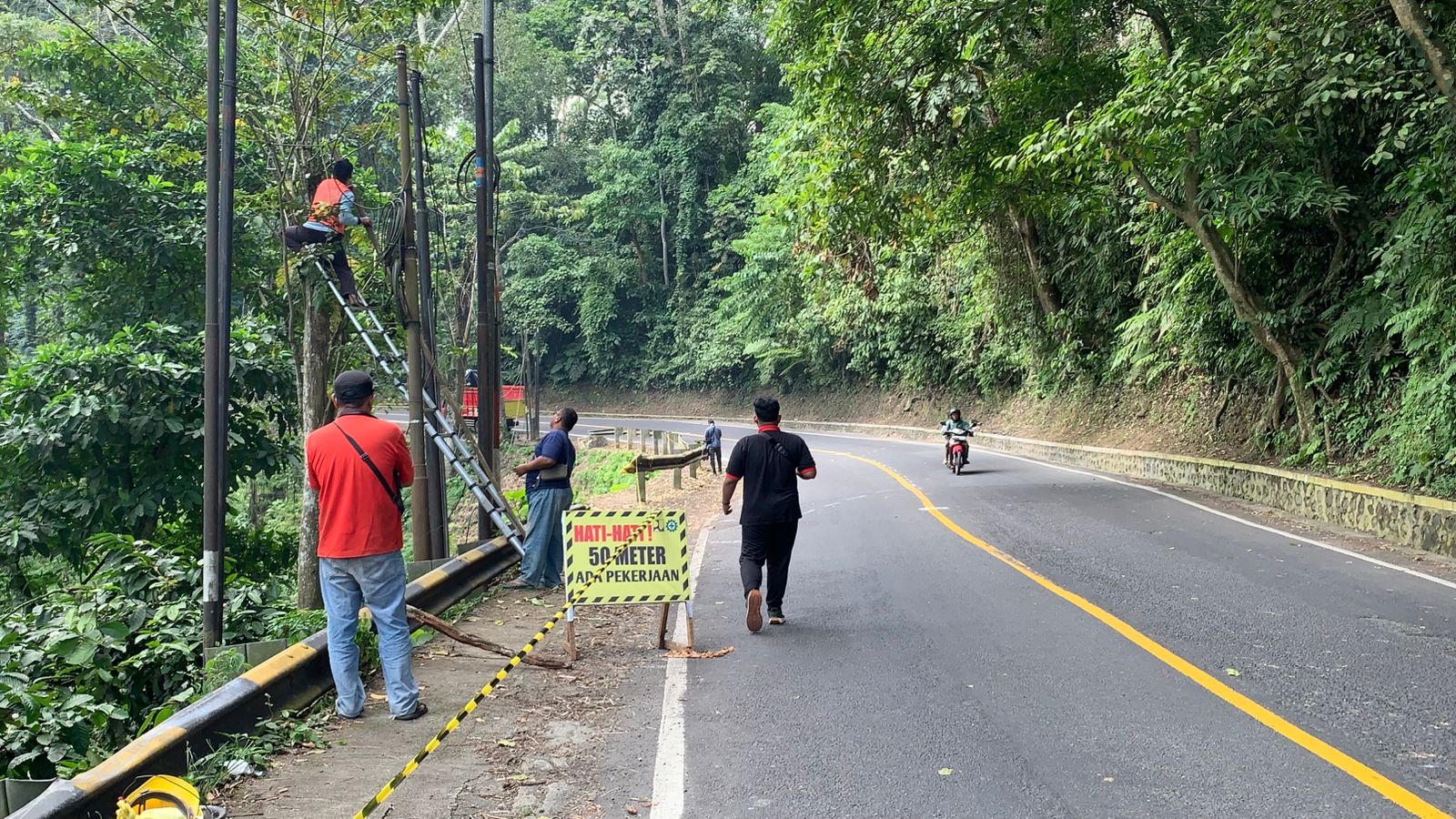Petugas melakukan persiapan penutupan jalur Gumitir, Rabu (23/7/2025). (Foto: Istimewa)