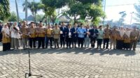 Rektor UIN KHAS Jember foto bersama mahasiswa PPL Fakultas Dakwah, Rabu (23/7/2025). (Foto: Dok/Humas UIN KHAS Jember)