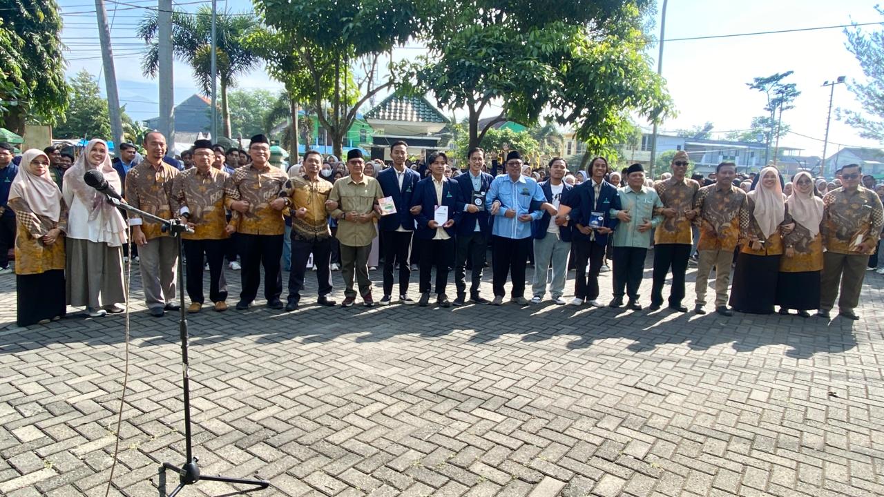 Rektor UIN KHAS Jember foto bersama mahasiswa PPL Fakultas Dakwah, Rabu (23/7/2025). (Foto: Dok/Humas UIN KHAS Jember)