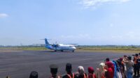 Pesawat ATR 72-500 milik maskapai Fly Jaya lending di Bandara Notohadinegoro, Minggu (17/8/2025). (Foto: Zainul Hasan/Jurnalbangsa.com)