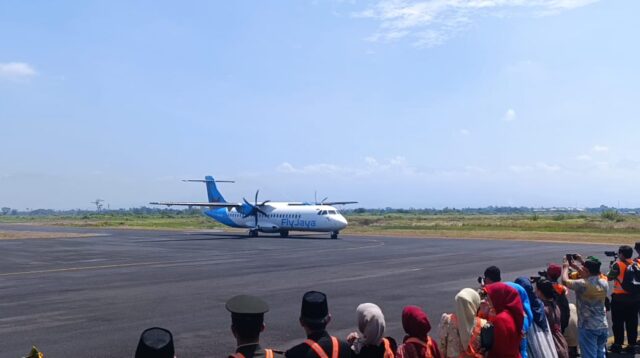 Pesawat ATR 72-500 milik maskapai Fly Jaya lending di Bandara Notohadinegoro, Minggu (17/8/2025). (Foto: Zainul Hasan/Jurnalbangsa.com)