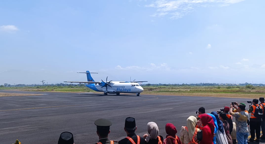 Pesawat ATR 72-500 milik maskapai Fly Jaya lending di Bandara Notohadinegoro, Minggu (17/8/2025). (Foto: Zainul Hasan/Jurnalbangsa.com)