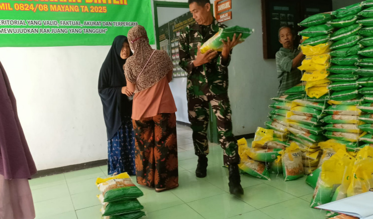 Pelaksanaan penjualan beras SPHP di Koramil Mayang, Selasa (5/8/2025). (Foto: Teamwork)