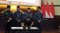 Penandatanganan nota kesepakatan dalam rapat paripurna DPRD Jember. (Foto: Istimewa)