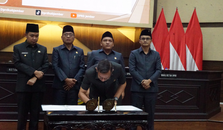 Penandatanganan nota kesepakatan dalam rapat paripurna DPRD Jember. (Foto: Istimewa)