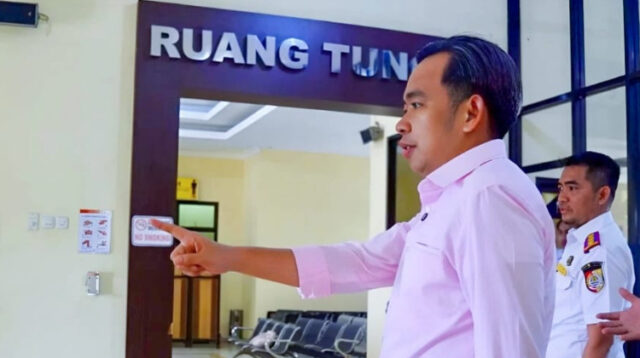 Bupati Jember meninjau fasilitas umum Bandara Notohadinegoro, Rabu (13/8/2025). (Foto: Diskominfo Jember for jurnalbangsa.com)