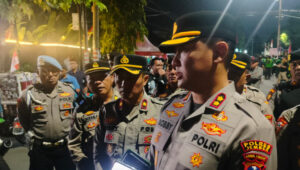 Kapolres Jember mendampingi ratusan ojol, Jumat (29/8/2025). (Foto: Teamwork)