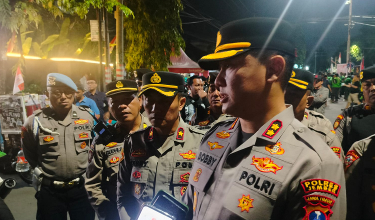 Kapolres Jember mendampingi ratusan ojol, Jumat (29/8/2025). (Foto: Teamwork)