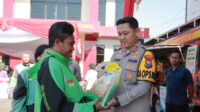 Driver Ojol membeli sembako murah di Mapolres Jember. (Foto: Humas Polres Jember)