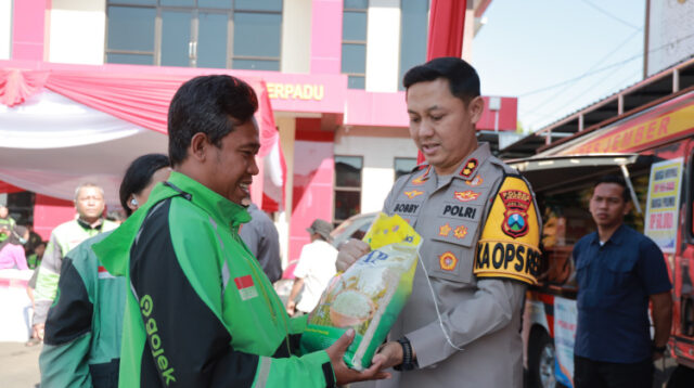 Driver Ojol membeli sembako murah di Mapolres Jember. (Foto: Humas Polres Jember)