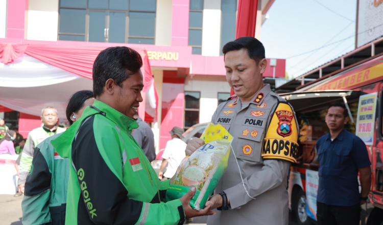 Driver Ojol membeli sembako murah di Mapolres Jember. (Foto: Humas Polres Jember)