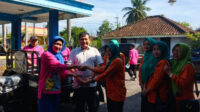 Satib menyerahkan bantuan motor roda tiga, Jumat (12/9/2025). (Foto: Istimewa)
