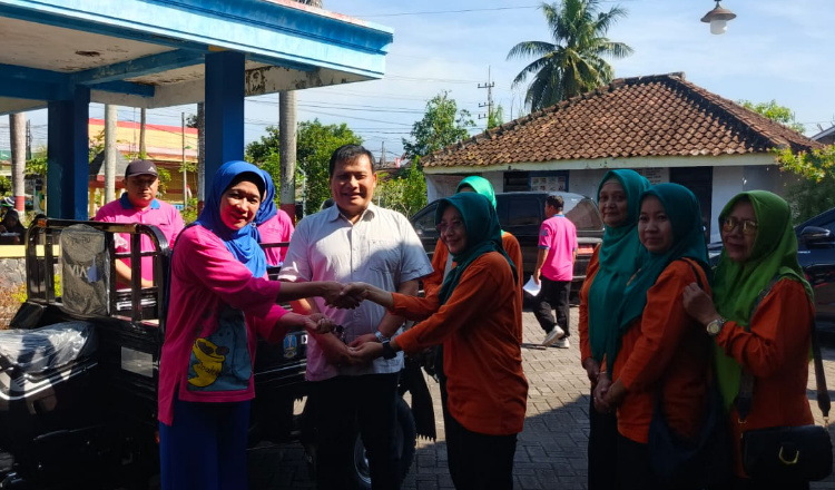 Satib menyerahkan bantuan motor roda tiga, Jumat (12/9/2025). (Foto: Istimewa)