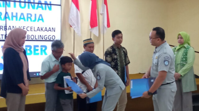 Jasa Raharja salurkan santunan pada ahli waris korban kecelakaan bus rombongan RS Bina Sehat, Senin (15/9/2025). (Foto: Istimewa)