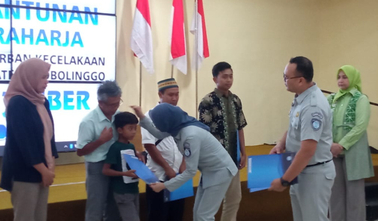 Jasa Raharja salurkan santunan pada ahli waris korban kecelakaan bus rombongan RS Bina Sehat, Senin (15/9/2025). (Foto: Istimewa)