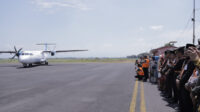 Pesawat ATR 72-500 milik maskapai Fly Jaya saat landing di Bandara Notohadinegoro pada 17 Agustus 2025. (Foto: Dok/Diskominfo Jember)